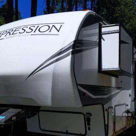 RV42 with Large Deck on a Creek, hotel in O'Brien