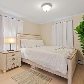 Beachside Retreat! Cozy 1-Bedroom w Private Yard, hotel din Dennis