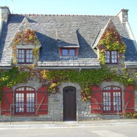 Chambre d'hôtes La Maison du Neuilly、ル・コンケのホテル
