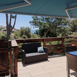 petite maison au calme - piscine en copropriété, terrasse, mer, clim, готель у місті Валлоріс
