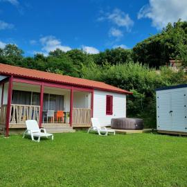 Viesnīca Chalet ETXETXOA, Climatisation, SPA, Terrain privé, Piscine et Parking pilsētā Hasparren
