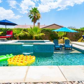 Luxurious 5BR Resort Style Home w Pool & Spa, hotel Indióban