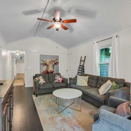 Pet-Friendly Pickens Vacation Rental w/ Fire Pit, hotel di Sunset