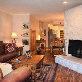 Red River में, होटल Claim Jumper Townhouse 16 - On The River - Across from the Fishing Ponds - In Town - Near The Ski Area - Fireplace - WiFi - Sate
