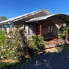 White Cedar Cottage, hotel din Booroobin