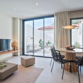 Sitges Spaces Garden Condo-2 Bedrooms, 2 Bathrooms, Garden Terrace, Near center, Sleeps up to 6- Monthly Rentals Only, hotel v destinácii Sitges