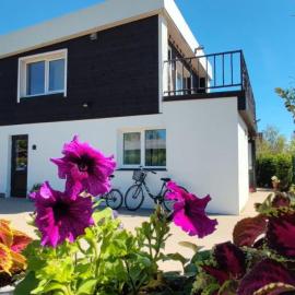 4 Bedroom House with Playground, BBQ & Free Parking