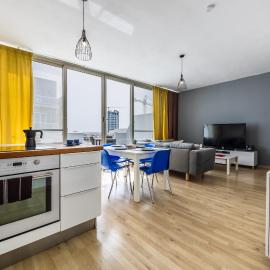 Cosy 2BR Sunlit Penthouse with Large Front Terrace - Close to St Julian's, Sliema, & Valletta, hotel em Msida