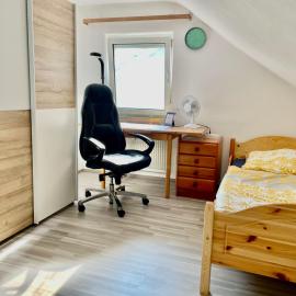 1 WG Zimmer (Apartment) im Dachgeschoss in 70839 Gerlingen, hotel em Gerlingen
