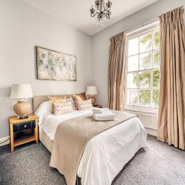 Pied-à-Terre near The Docks - Wifi & Washing Machine
