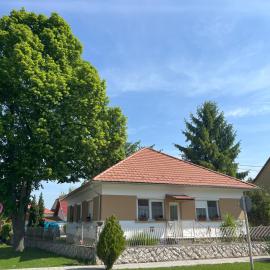 Cseresznyés Ház, hotel in Lipót
