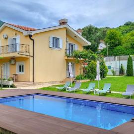 Villa, pool and relax for 12 persons, hotel in Kuti