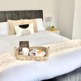 Spacious 2 Bed Flat - 5 mins to St Helens Centre - Free Parking, hotel in Saint Helens