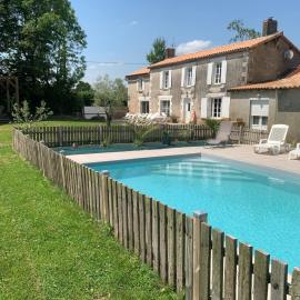 Une chambre indépendante au calme en Gâtine Deux-Sévrienne, Hotel in Vouhé