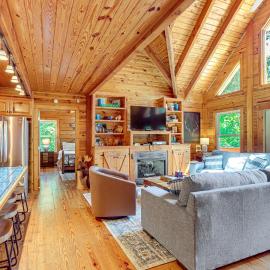 'Owl's Nest' Pet-Friendly Cabin w/ Private Hot Tub, hotel sa Ranger