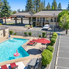 Red Lion Inn & Suites Deschutes River - Bend، فندق في بيند