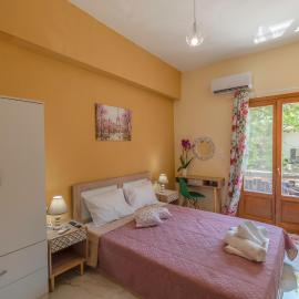 Le petit Paris, отель в Панагии