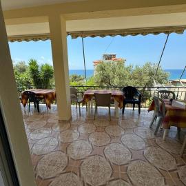 Ari's Guest House, Hotel in Borsh