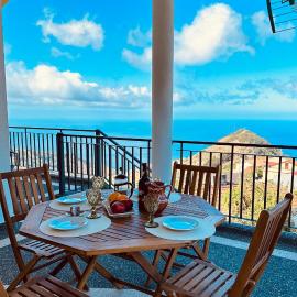 BoaVista- 2 bed house -COSY PANORAMIC -SEA - MOUNTAIN VIEW, hotel in Campanário