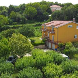 Apartments with parking space Sinj, Zagora - 23403