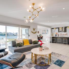 Luxury Waterfront Villa in Sanctuary Lakes, hotell i Point Cook