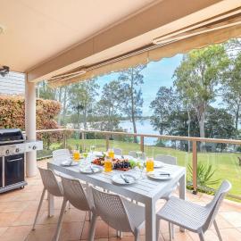 Danalene, 44a Danalene Pde - stunning waterfront property with Air Con, WI-FI, Double Lock Up Garage & Boat Parking, hotelli kohteessa Corlette