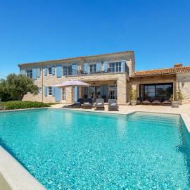 Villa Plava with Panoramic Seaview and big pool, hotel a Bale