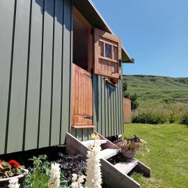 Wainstones Shepherd's Hut, hotel in Chop Gate