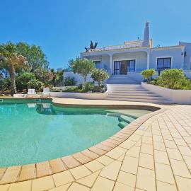 Casa Vitória - with private pool, hótel í Pêra