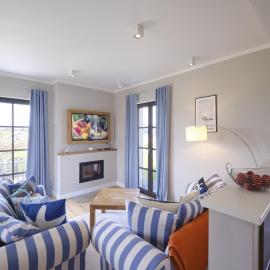 Reetland am Meer - Premium Reetdachvilla mit 3 Schlafzimmern, Sauna und Kamin H21, hotell i Dranske