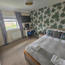 Family & Contractor Friendly 5-Bedroom House with Free Parking, hotel a Addington