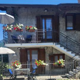 La Casetta di Laura intera casa indipendente a chi piace il silenzio vista lago 5 chilometri da Varenna, Hotel in Lierna