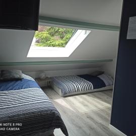 Petit Studio Mansardé - 2 lits simples petit intérieur mais grand espace extérieur