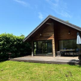 Chalet les pieds dans l'eau Lac Aiguebelette, hotel v destinaci Nances