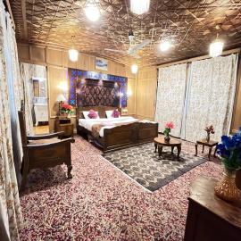Floating Shanghai Group Of Houseboats, hotel in Srinagar