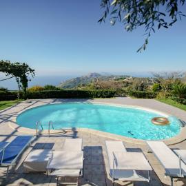 Villa Prima Italy with private pool and spectacular views, hotel di Torca