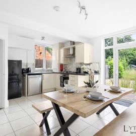 Oakleigh - 3 Bed Contractor House near Fosse Park, M1 - M69 & Parking