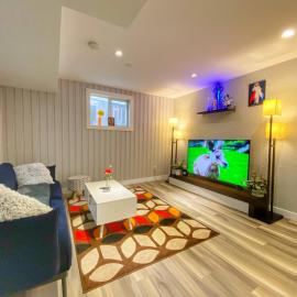 Calgary में, होटल Cozy shared queen bdrm near downtown with private yard - not entire suite