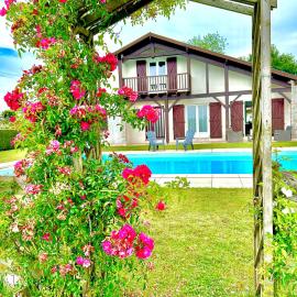 La villa Landaise avec piscine, hotel a Saubrigues