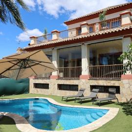 Precioso Chalet - Piscina- Garaje privado- Jardín, khách sạn ở Marbella