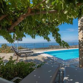 IRIS, Luxury Stone Villa in Stoupa with Private Infinity Pool, BBQ and Amazing Sea View, khách sạn ở Stoupa