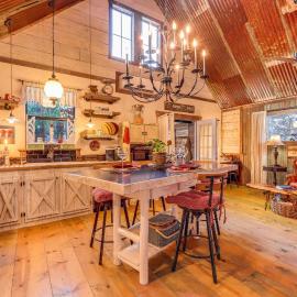 Pet-Friendly Wimberley Cabin w/ Fire Pit & Hot Tub, hotel u gradu 'Wimberley'
