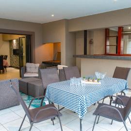 Large & Luxurious Hillside Villa - Featherbrooke Estate, hotel in Krugersdorp