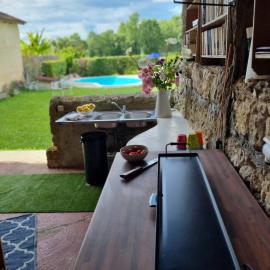 Maisonnette dans village médiéval - 2 pers - piscine privée & jardin, hotel a Fourcès
