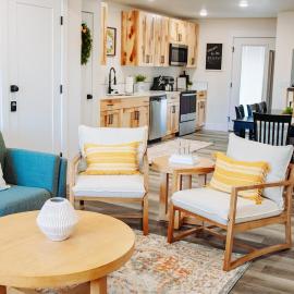 Creekside Cabins Hickory Stay w views near Lava, hotel in McCammon