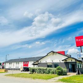 Ramada by Wyndham Dawson Creek, hotel u gradu Doson Krik