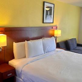 Lakeshore Inn Water Front โรงแรมในโมเสสเลค