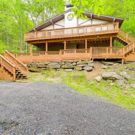 Hike, Ski & Unwind: Woodsy Beech Mountain Retreat, отель в городе Бич-Маунтин