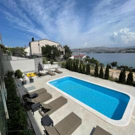 Seaesta Holiday - Nika, hotel in Okrug Gornji
