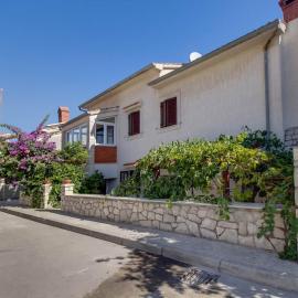 Apartments with a parking space Losinj, Losinj - 23418, hotel in Mali Lošinj
